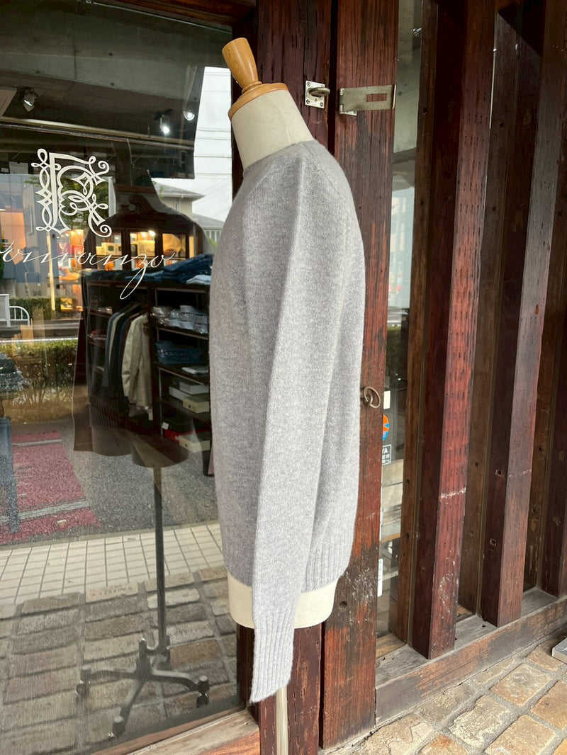 ドルモア　ラムウール　ミドルゲージ　クルーネックニット　ライトグレー